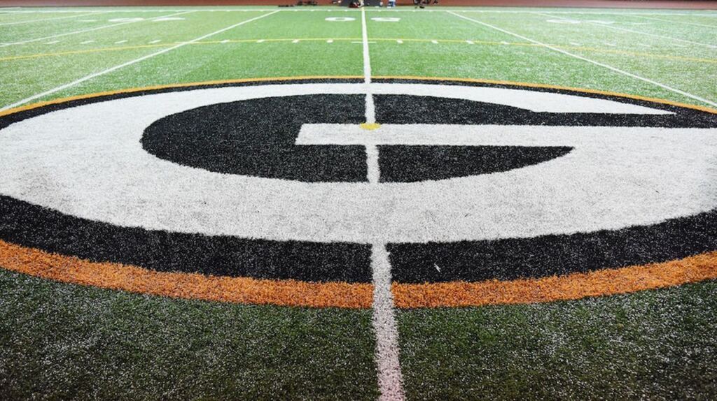 🏈 GLADSTONE AT STAYTON 🧡🖤 Stayton is no joke, they’re a great team.