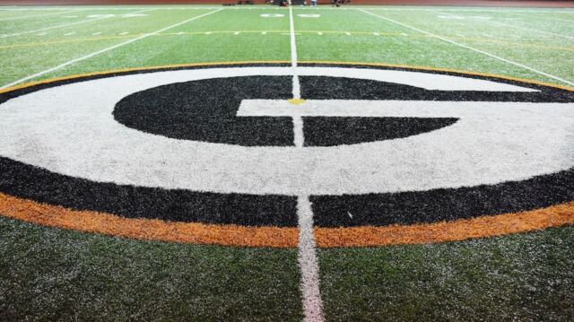 🏈 GLADSTONE AT STAYTON 🧡🖤 Stayton is no joke, they’re a great team.